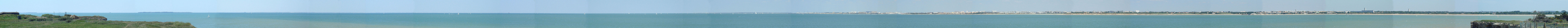 Панорама пролива Антиош. Слева направо: Fouras, Fort Enet, Ile d'Aix, Fort Boyard, Ile d'Oléron, Ile de Ré, La Rochelle, Aytré.