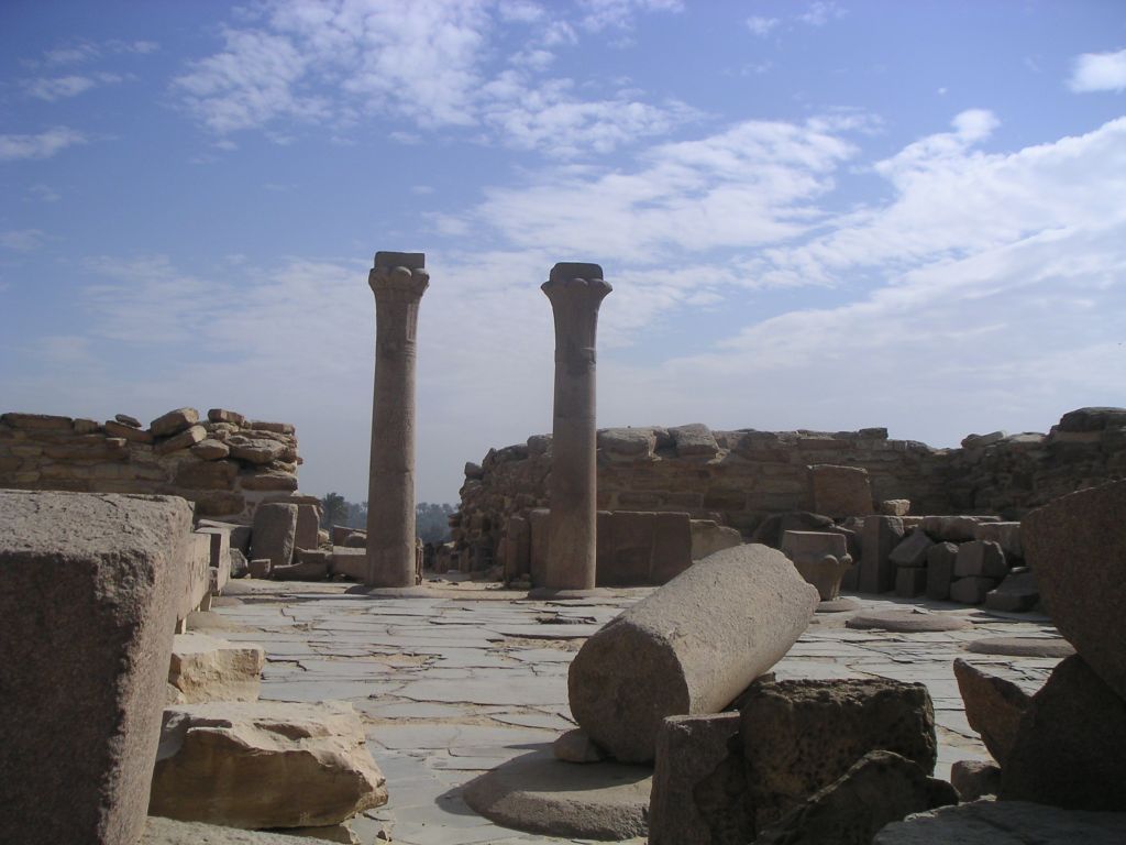 Сахур это. Храм Сахура в Абусире. Абусир колонны. Пирамида Сахура. Погребальный комплекс Греция.