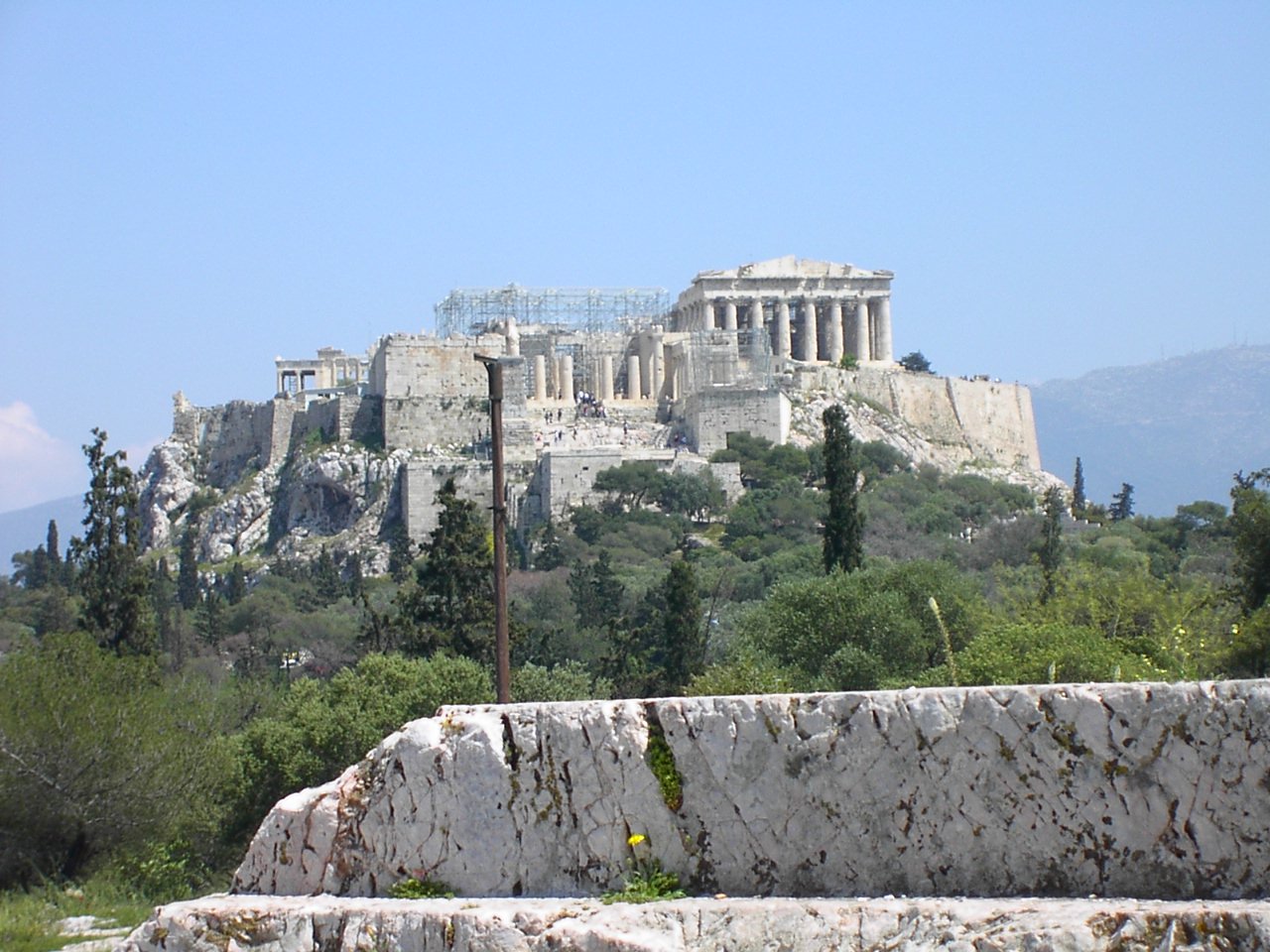 Холм в афинах с крутыми обрывистыми склонами