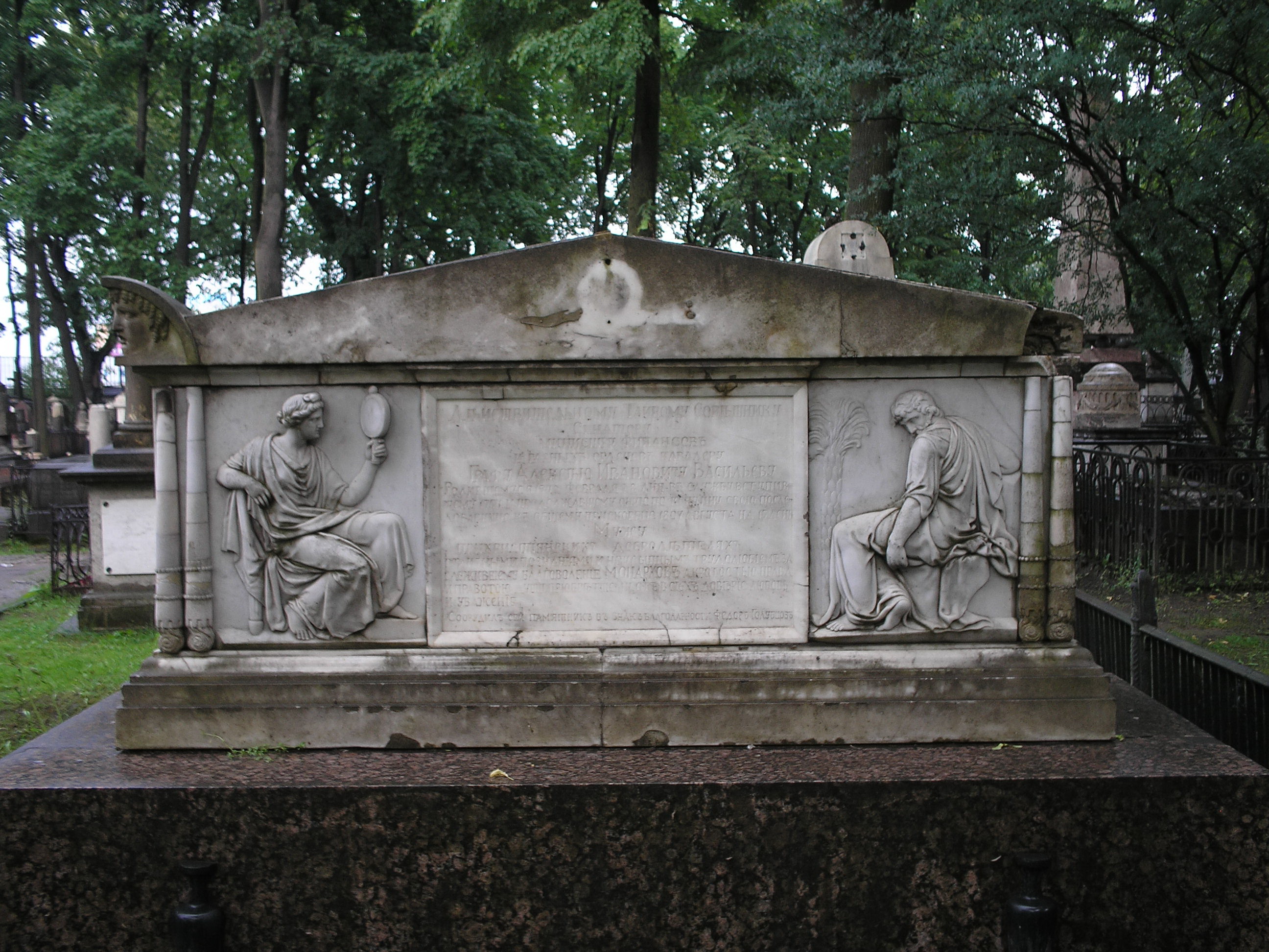 Где похоронена васильева. Джакомо Кваренги могила. Могила Кваренги фото. Мартос надгробие Волконской. Джакомо Кваренги памятник.