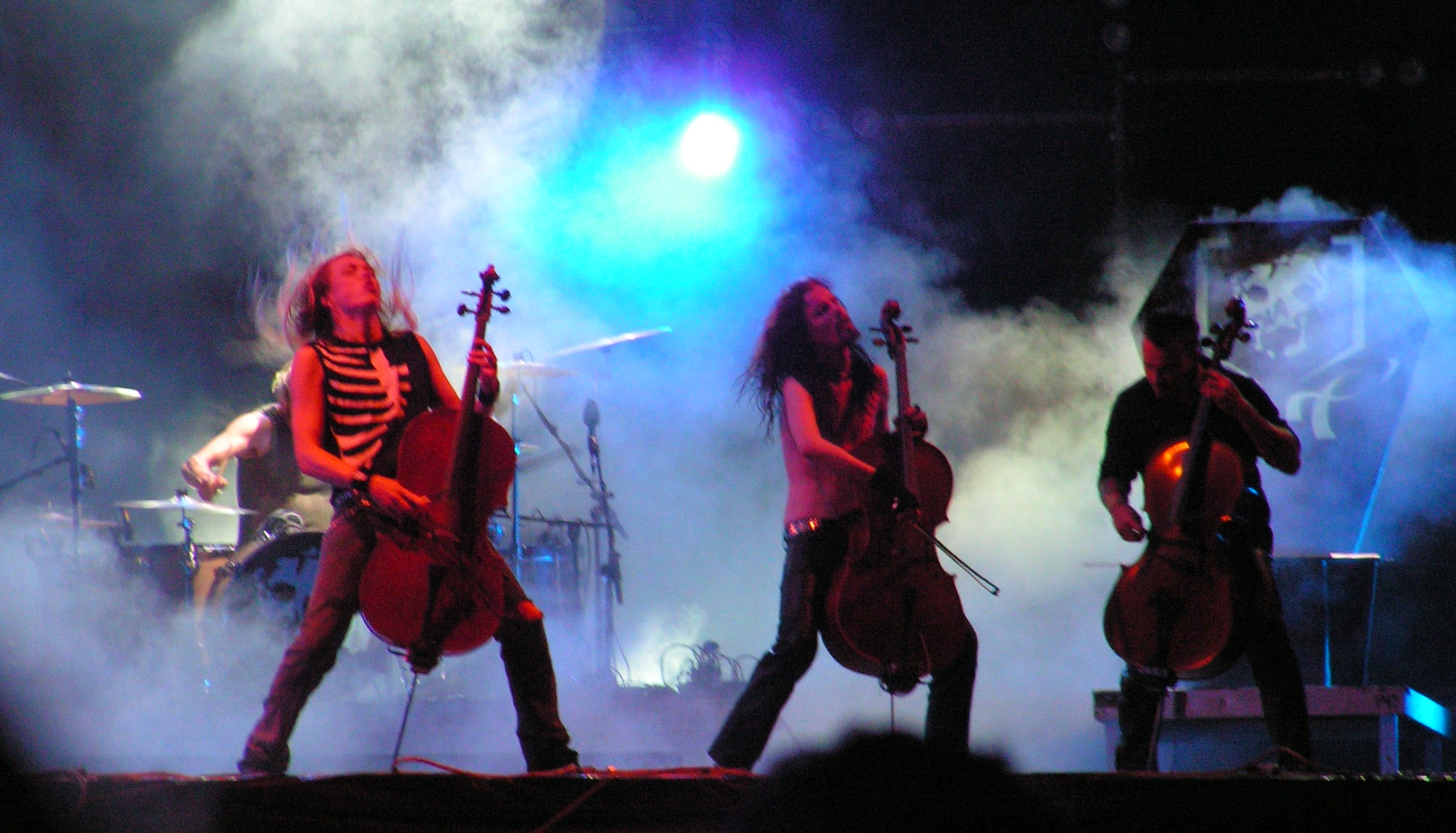 Включи апокалиптика. Группа Apocalyptica. Финская группа Apocalyptica. Апокалиптика 2005. Апокалиптика металлика.