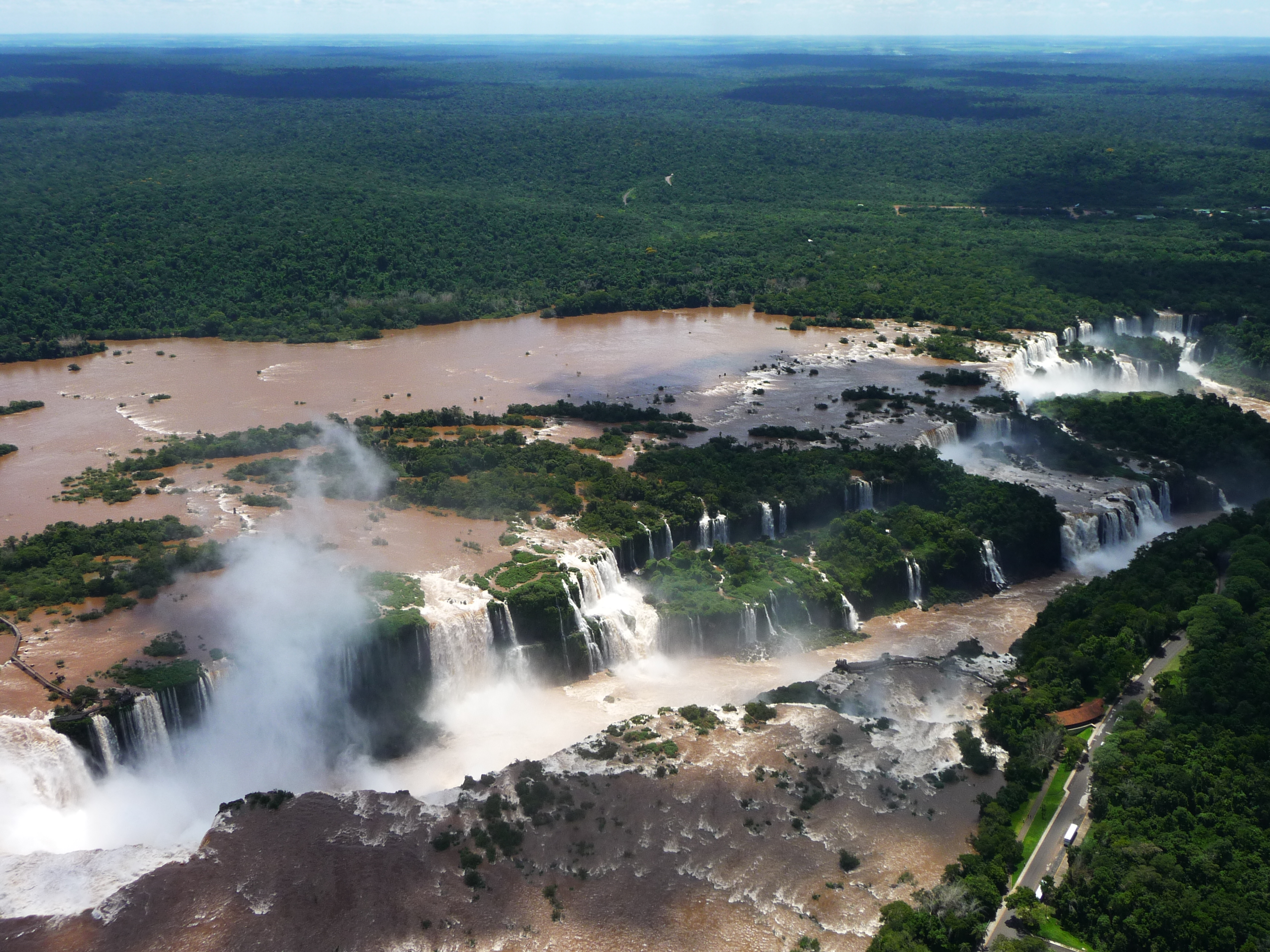 Природные объекты бразилии. Всемирное наследие парк Игуасу. Национальный парк Игуасу ЮНЕСКО. Игуасу (национальный парк, Бразилия). Всемирное наследие водопады Игуасу.
