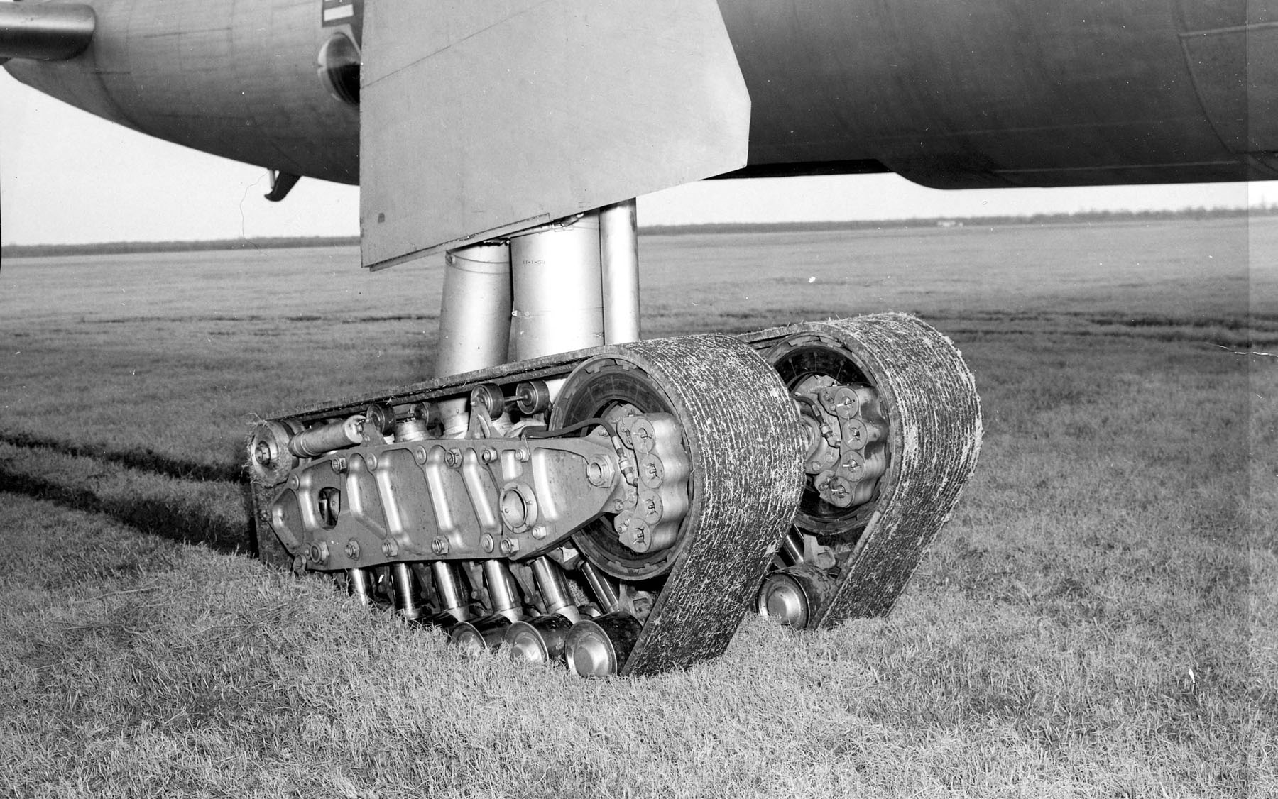 B-36_tracked_gear.jpg