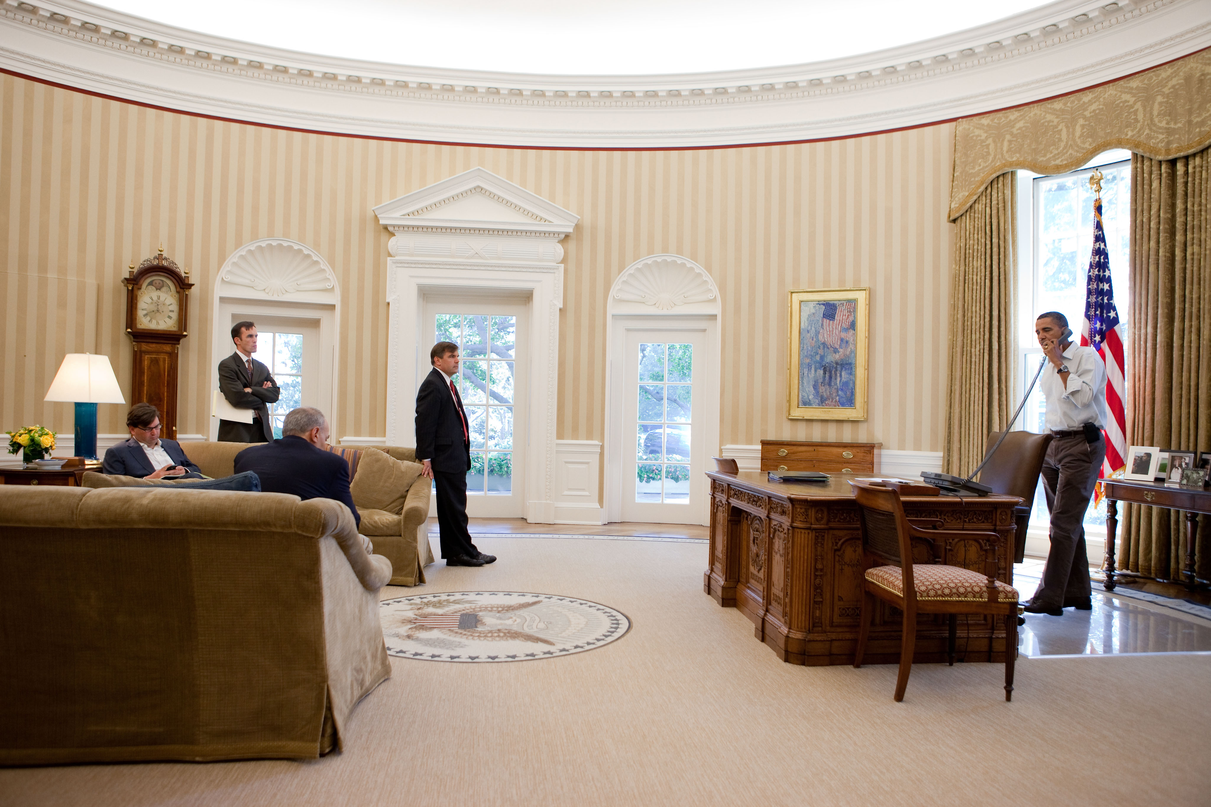 Мастерская белый дом. Овальный кабинет президента США. Кабинет президента США В белом доме. Белый дом Вашингтон овальный кабинет. Белый дом президента США внутри.
