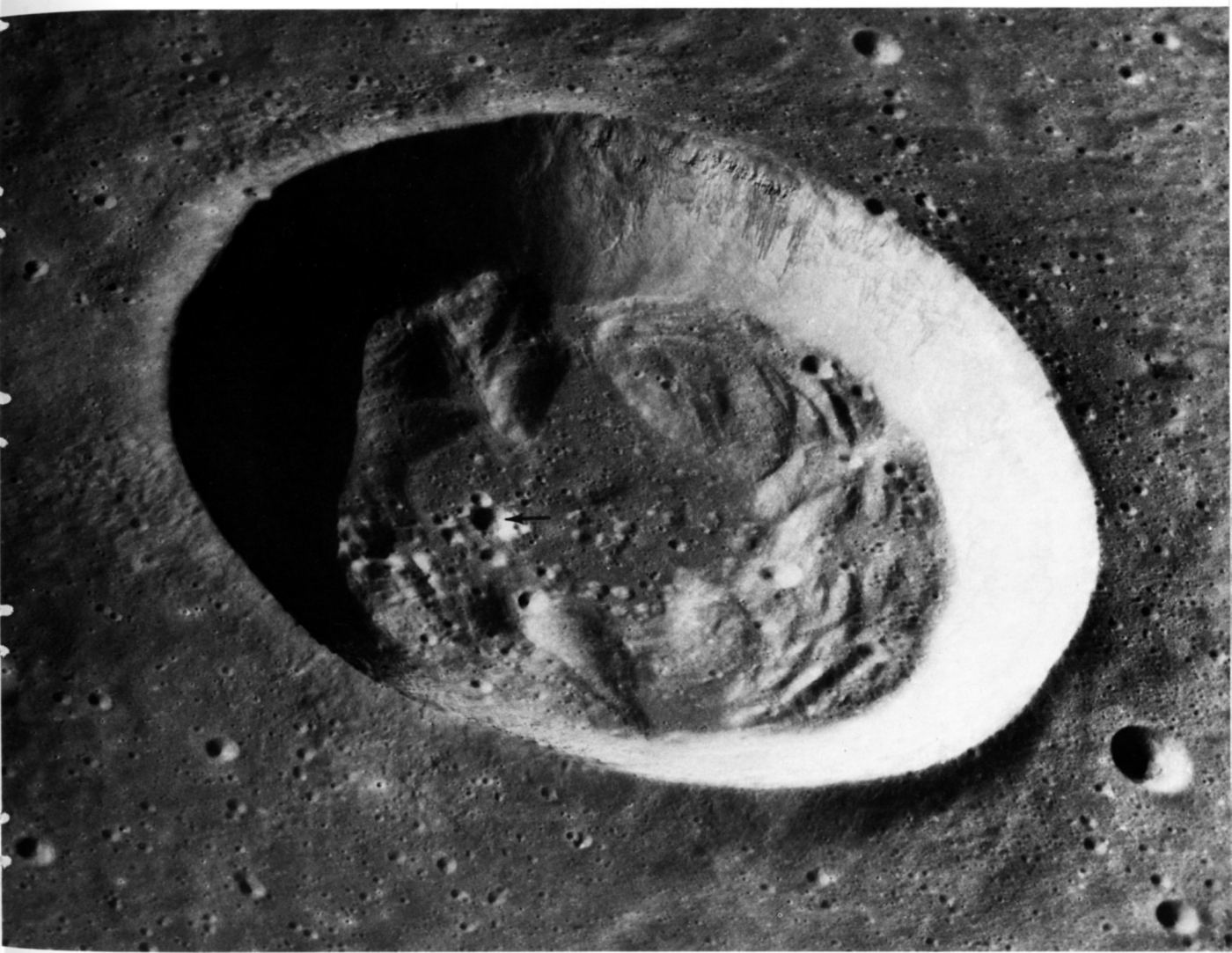 На луне силен. Кратер Терешковой на Луне. Самый большой кратер на Луне. Кратер Гаусса на Луне. Метеоритные кратеры на Луне.