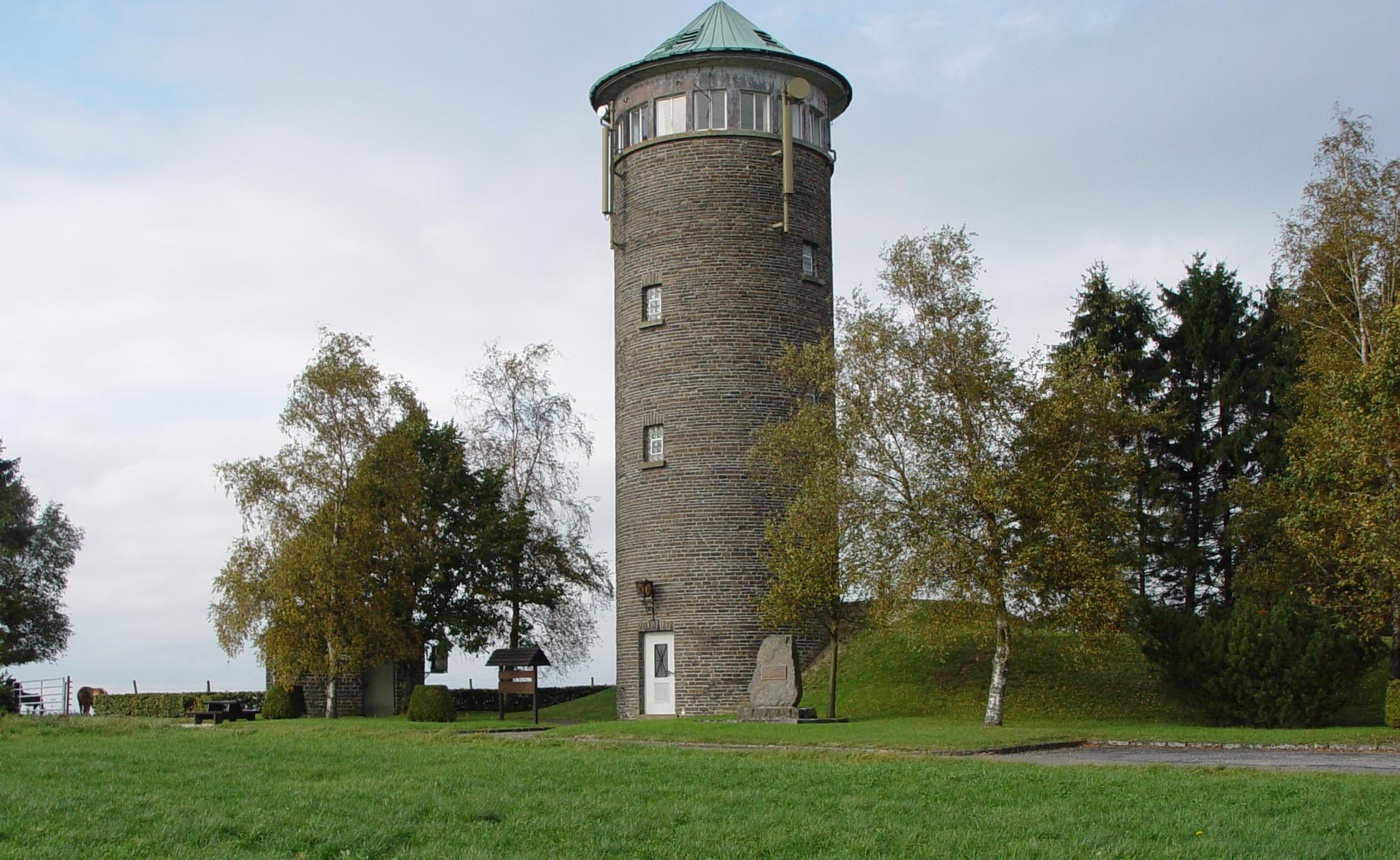 Башня на холме. Бургплац холм. Башня в Буграх. Латвия башня на Холме. ЭСЛИНГ на севере Люксембург.