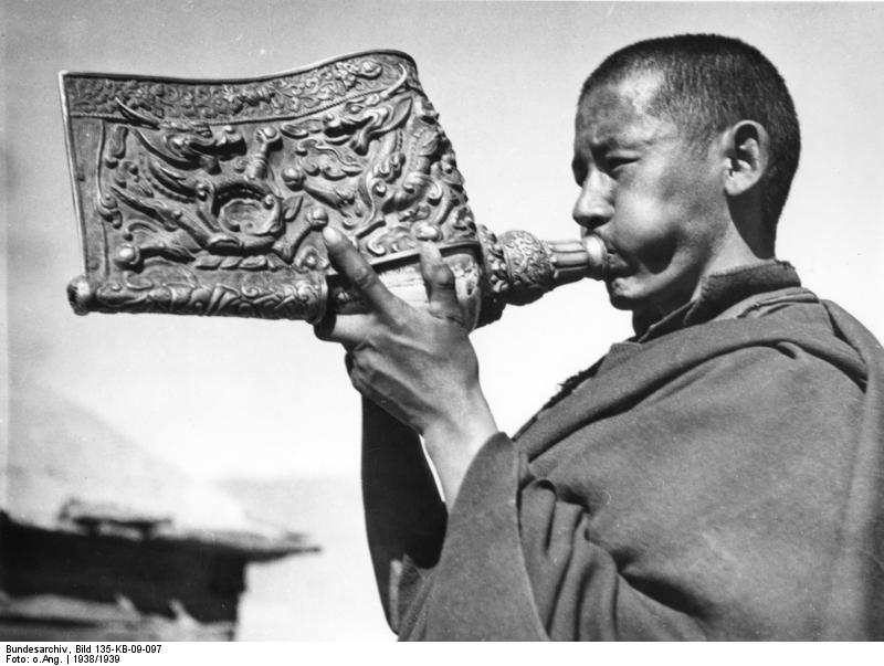 Музыкальный инструмент канглинг. Буддизм инструменты. Музыкальные инструменты буддистов. Буддийские музыканты.