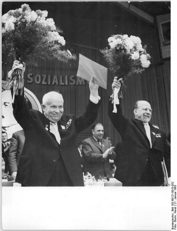 Против хрущева в 1957 выступил. Хрущев и Ленин. Подарки Сталина Ленина и Хрущева. Хрущев фото в полный рост.