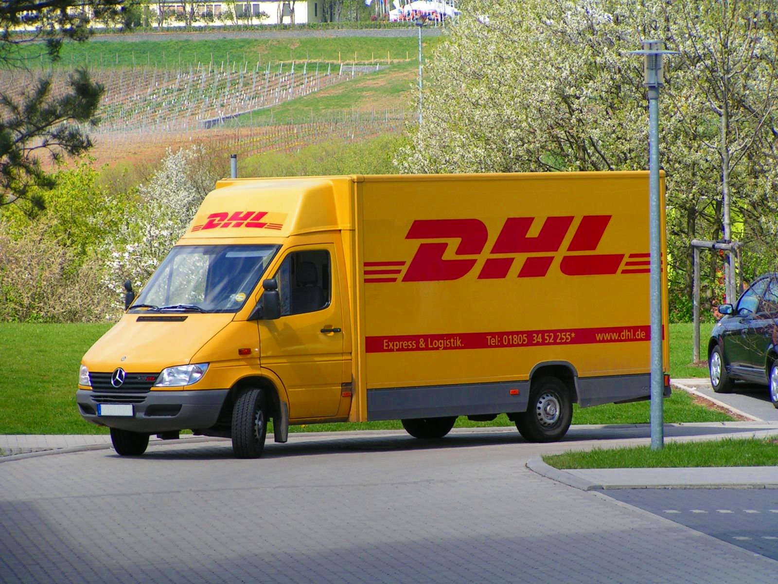 Dhl алматы. DHL. Компания DHL. DHL транспорт. Машина ДЧЛ.