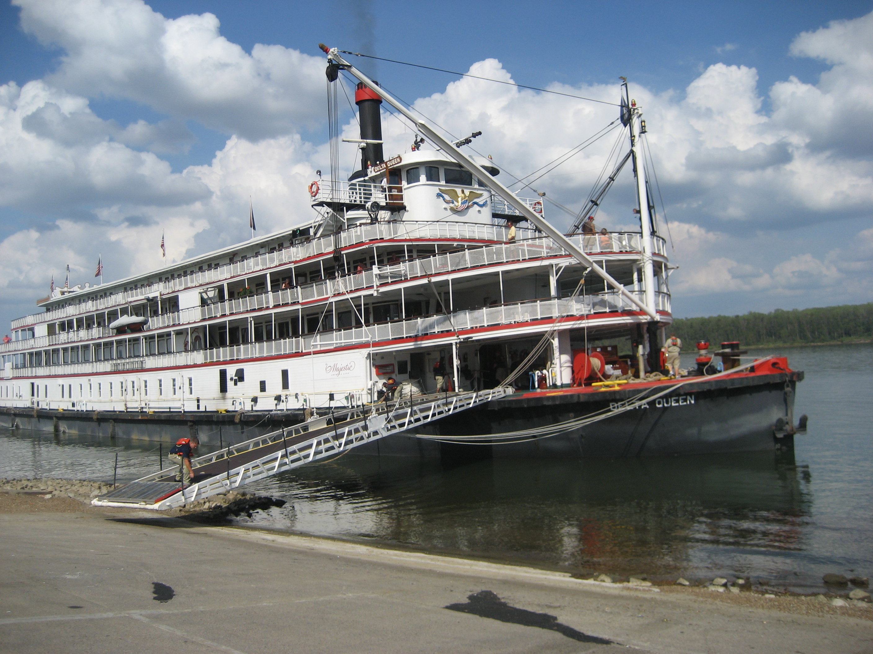 Отследить пароход в реальном. Delta Queen пароход. Речной пароход Миссисипи. Mississippi Queen Steamboat 19 века. Речной флот Миссисипи.