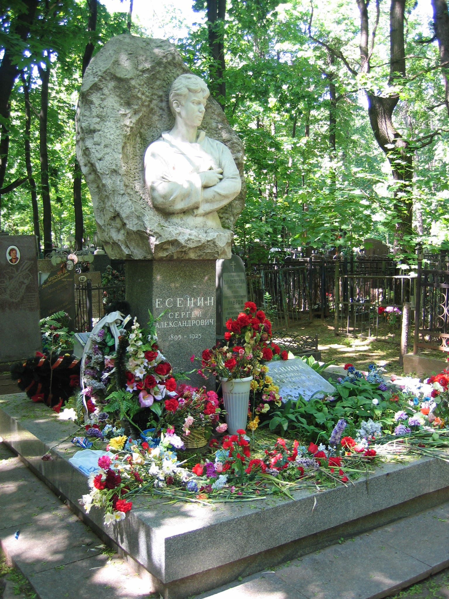 Есенин похоронен на кладбище
