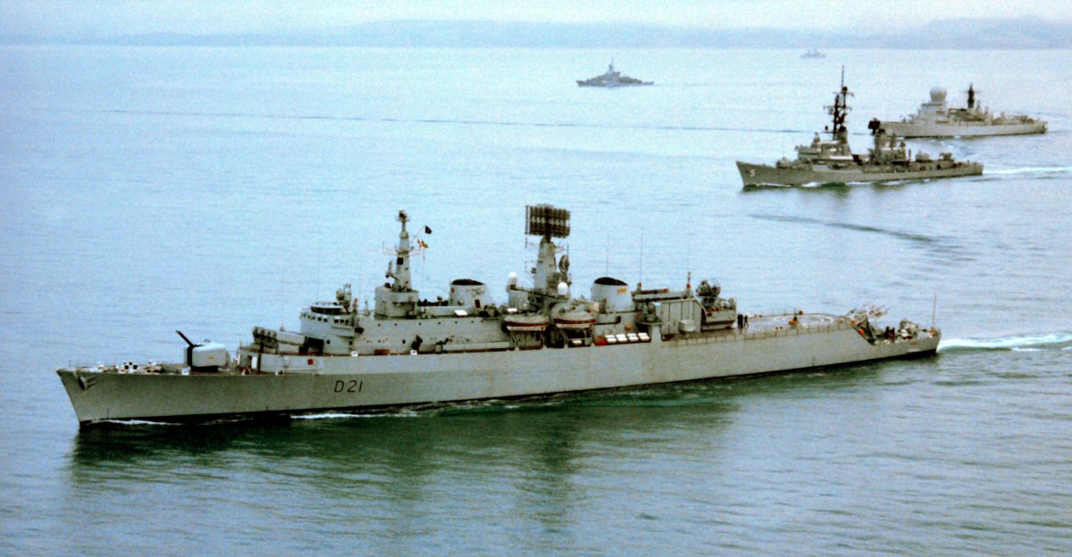 https://dic.academic.ru/pictures/wiki/files/72/HMS_Norfolk_USS_Claude-V-Ricketts%28DDG-5%29_HNLMS_De-Ruyter_DN-SC-82-08446.jpg