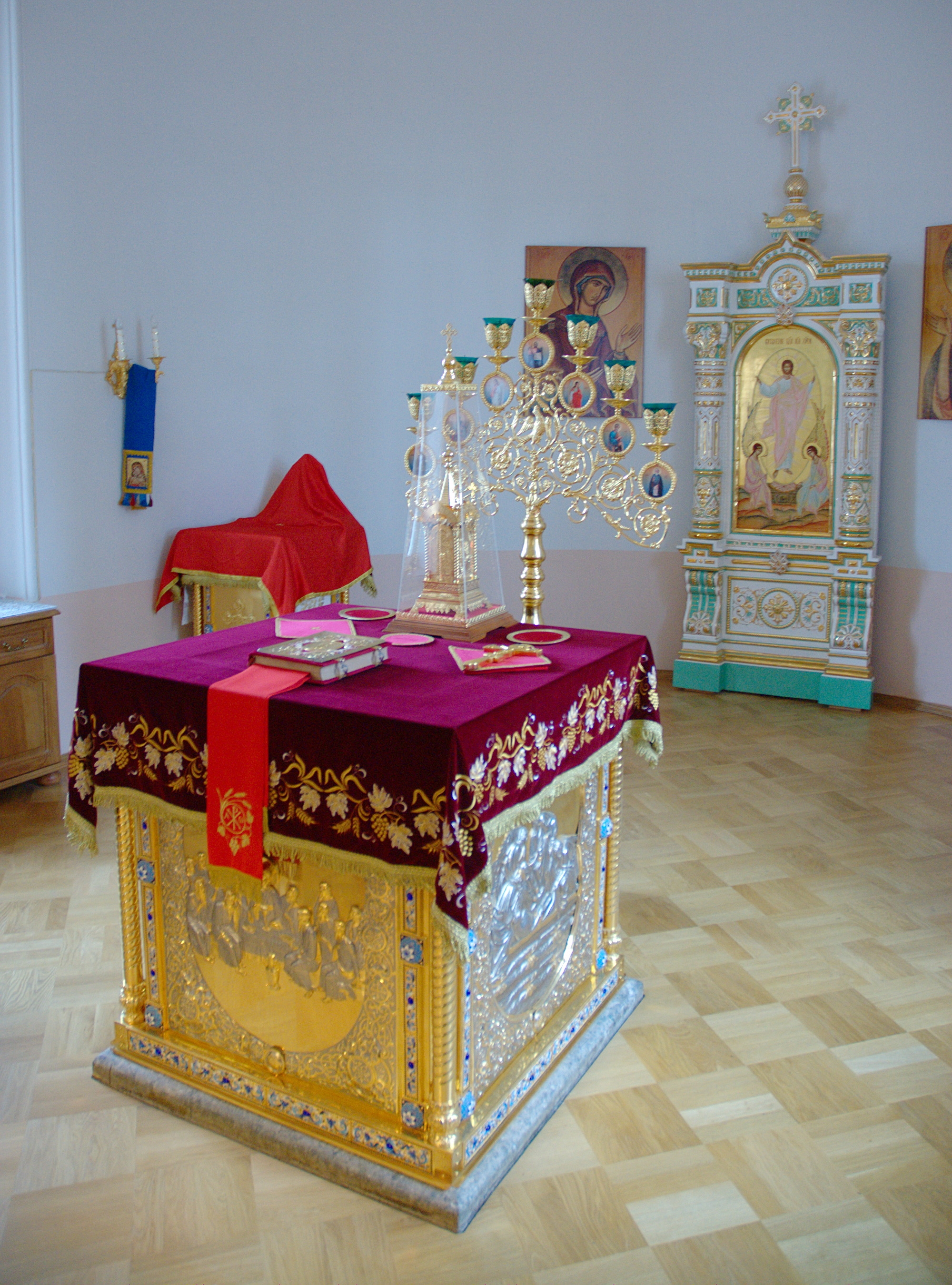 Престол в алтаре православного храма