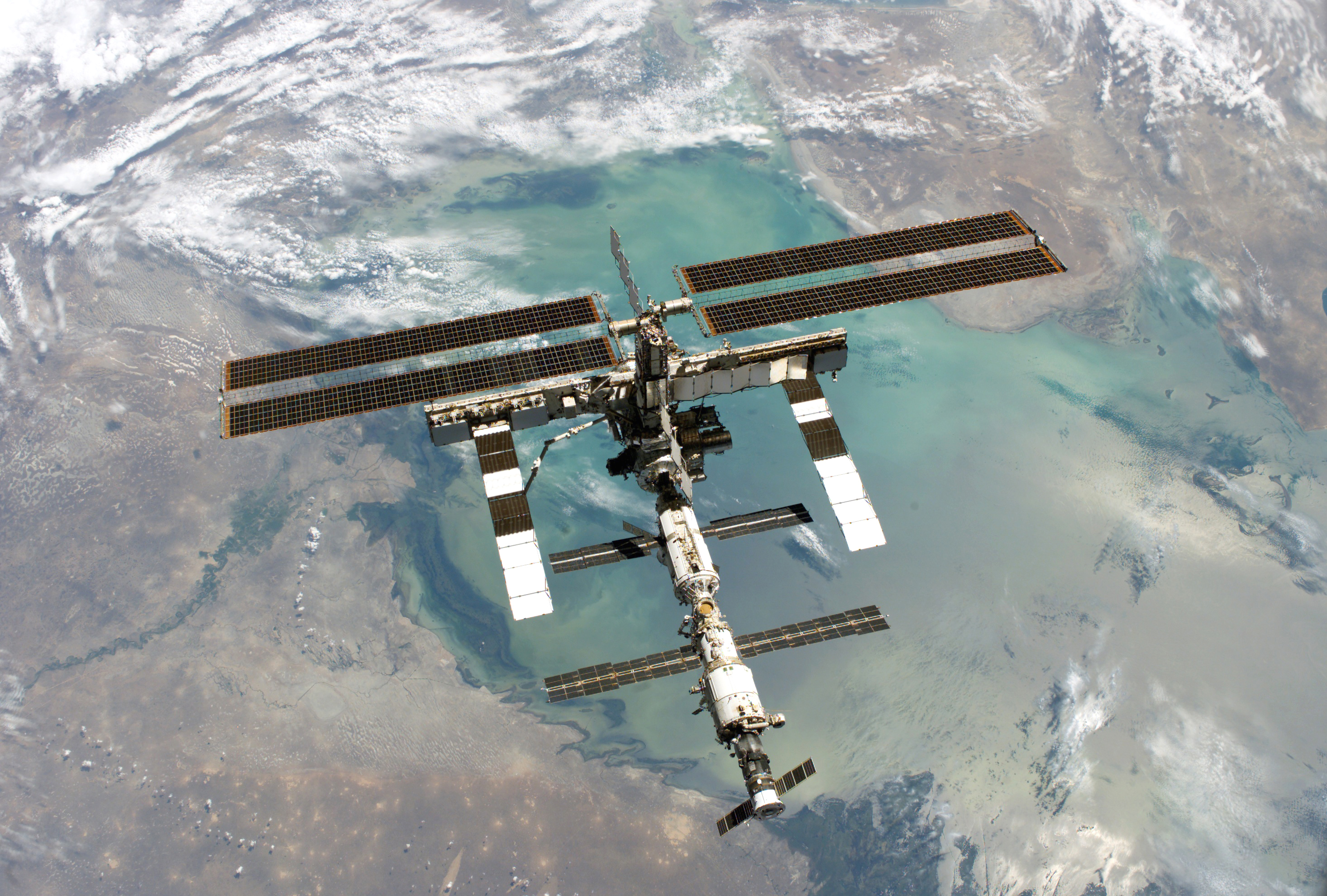 Движущаяся мкс. Международная Космическая станция МКС. Солнечные батареи МКС 1990. Станция ISS. ISS МКС.
