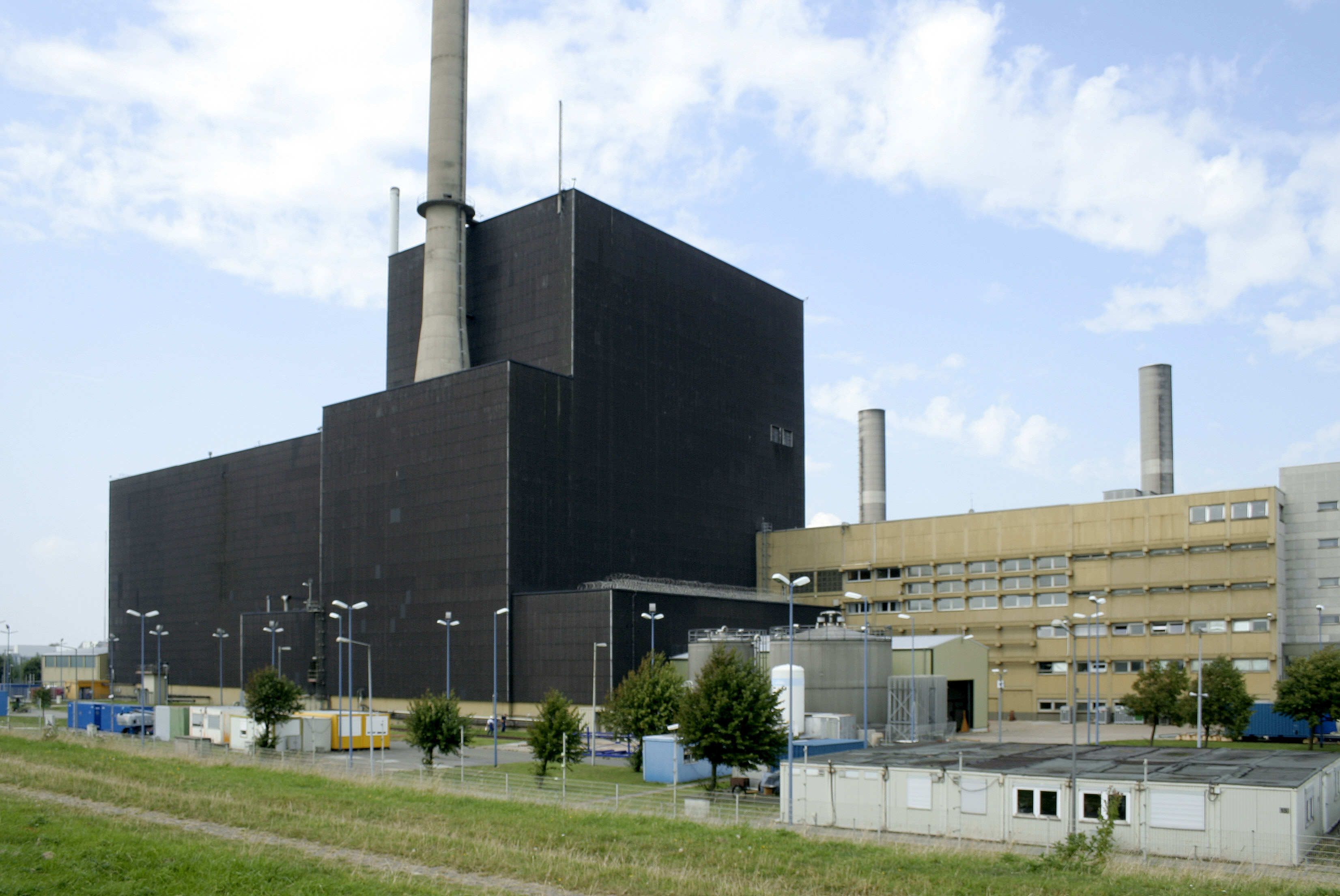 Утечка в германии. АЭС Брунсбюттель. АЭС Райнсберг Германия. Атомная электростанция Графенрайнфельд. Атомные электростанции в Германии.