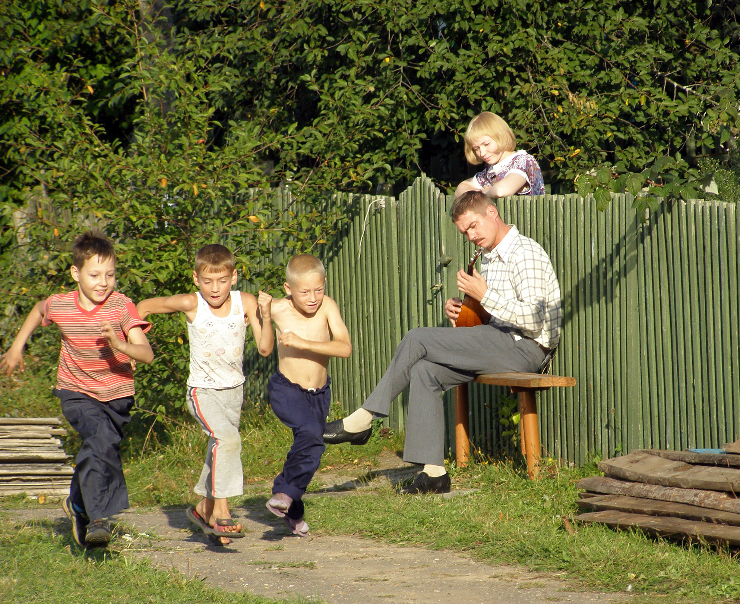 Мальчики играют на улице. Сельские дети. Мальчишки летом в деревне. Лето в деревне дети. Деревенские люди.