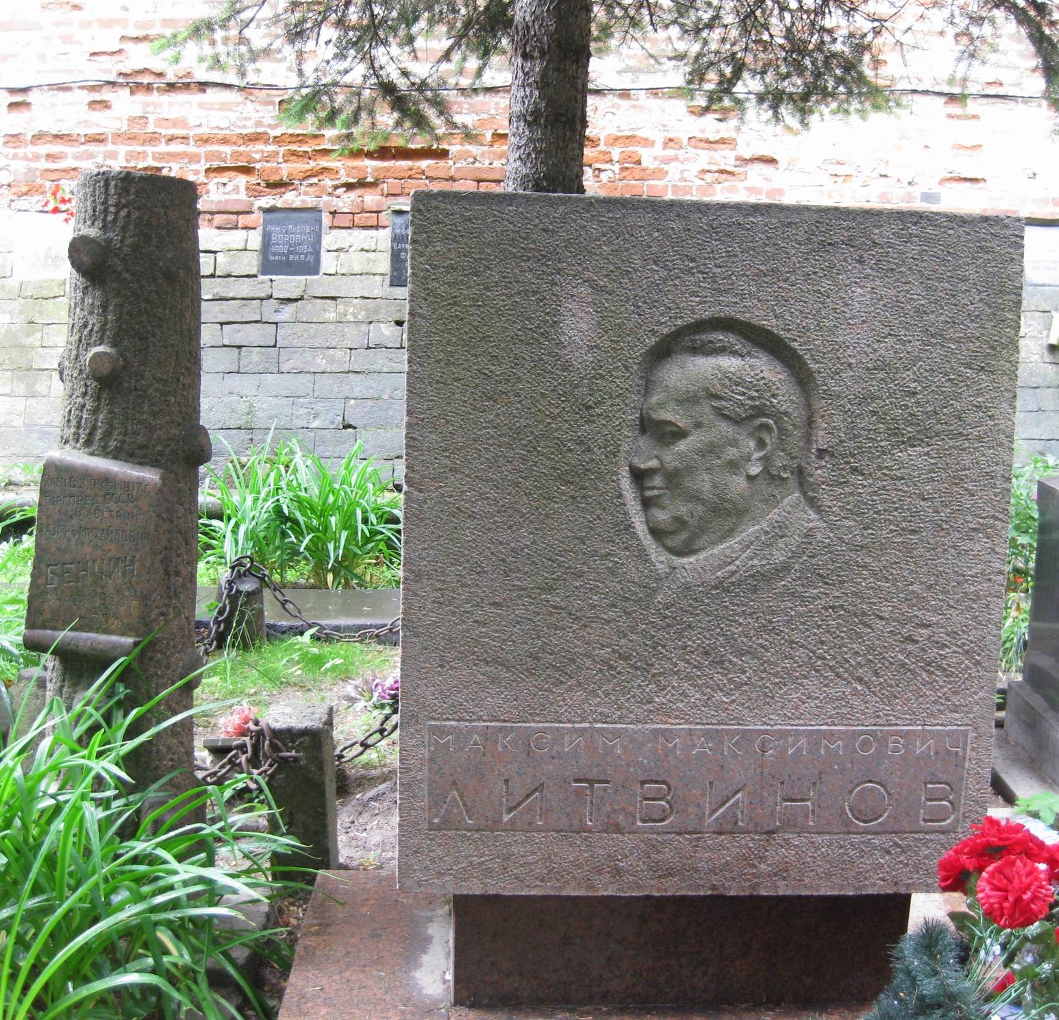 Список похороненных на новодевичьем. Могила Николая Озерова.