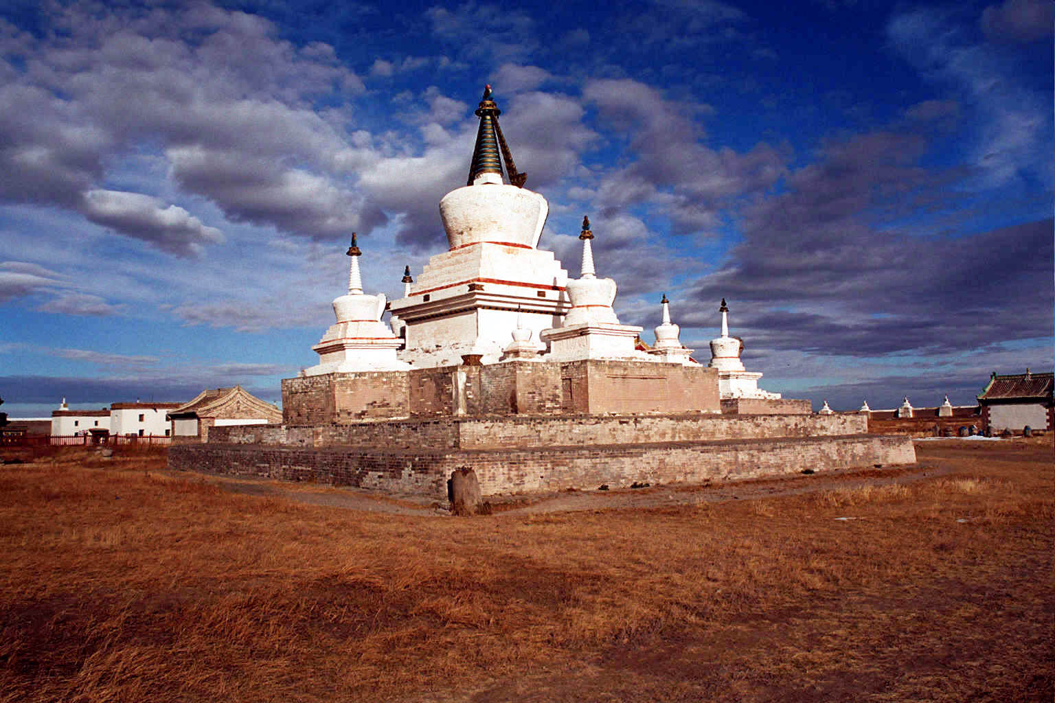 Монголия самое главное. Монастырь Эрдэнэ-зуу. Эрдэнэ зуу Монголия. Каракорум Монголия. Каракорум Эрдэни дзу.