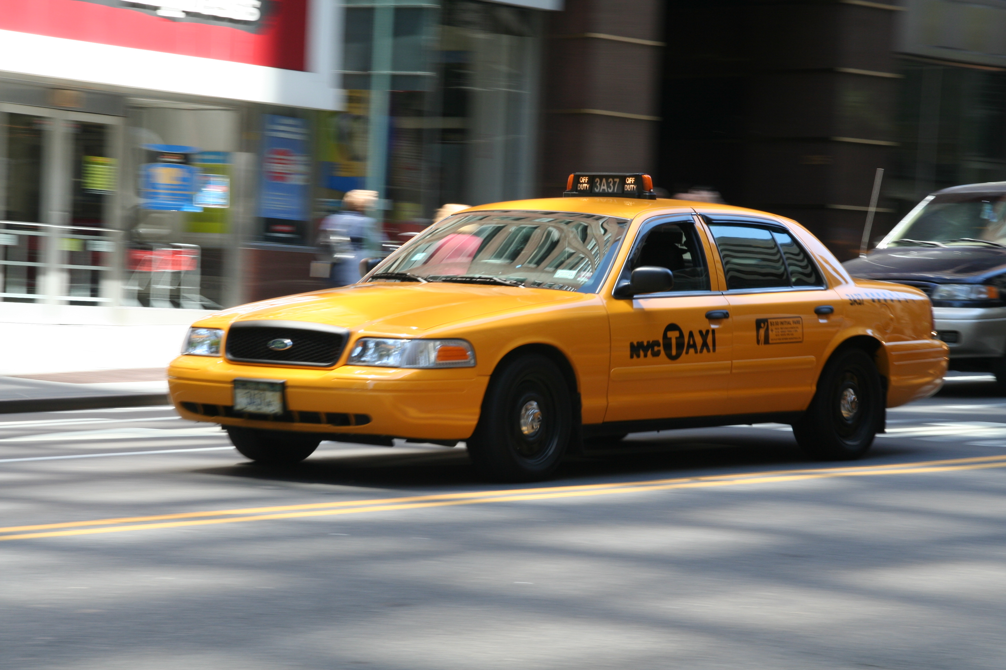 12 такси 3 зеленых 6 желтых. 2001 Crown Victoria Taxi. Ford Crown Victoria Taxi New York. Ford Crown Victoria Taxi салон. 1993 Crown Victoria Taxi.