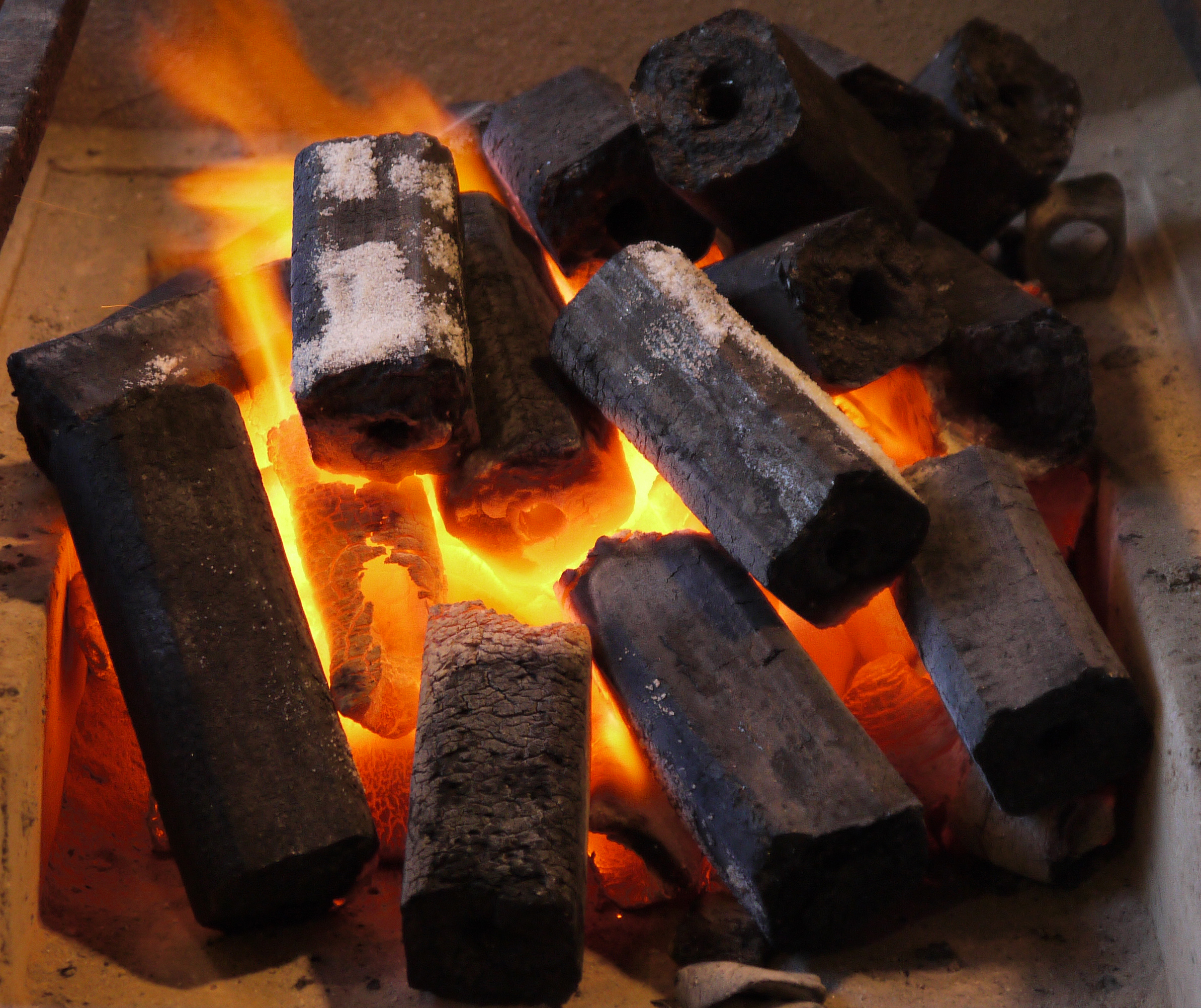 Уголь отопительный. Брикетированный древесный уголь. Уголь брикетированный премиум класса. Топливные угольные брикеты. Угольные брикеты для отопления.