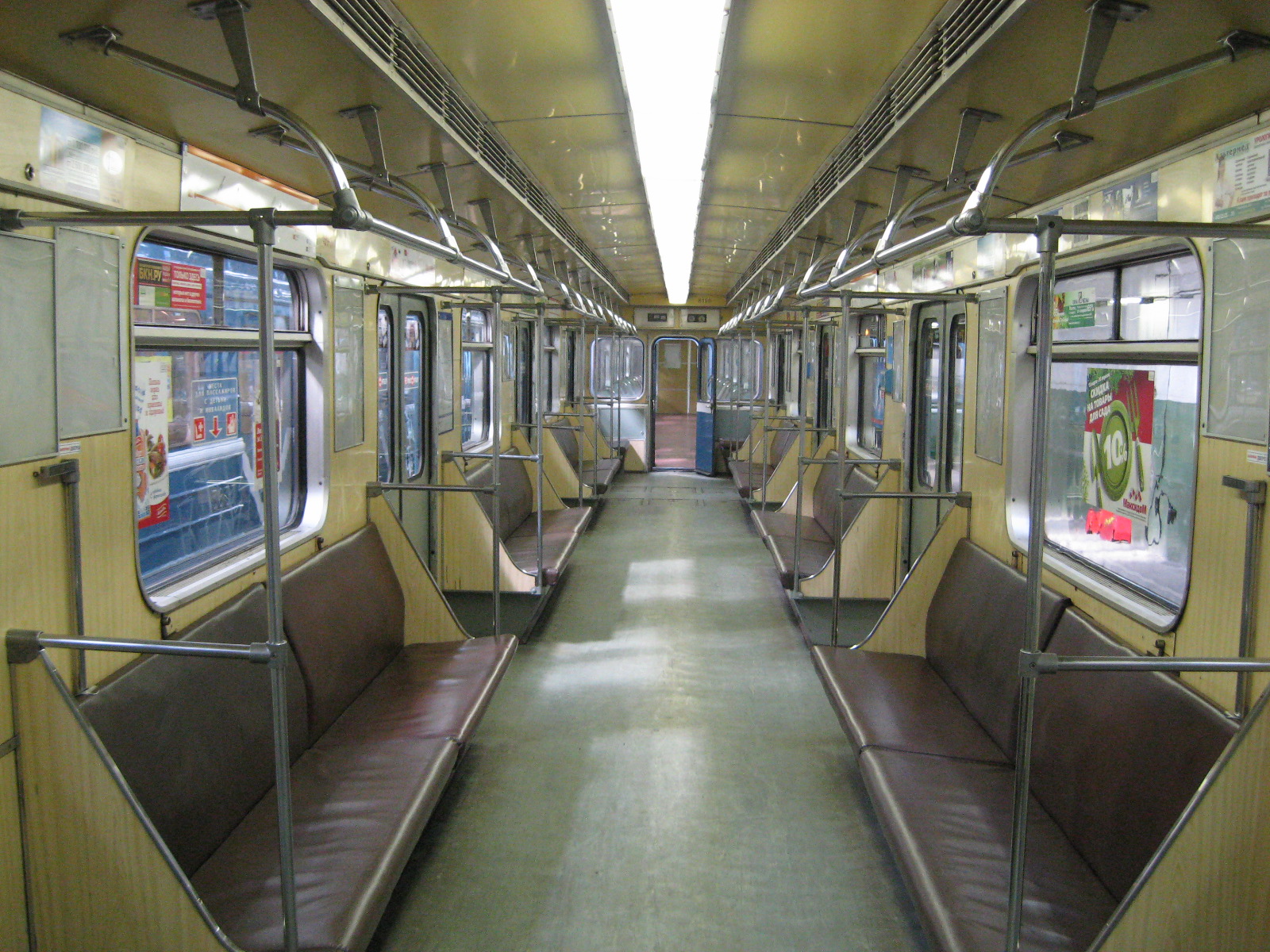 Салон в вагоне метро