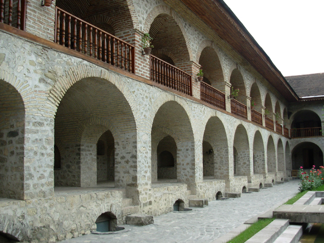 http://dic.academic.ru/pictures/wiki/files/83/Sheki_karvansaray_az.jpg