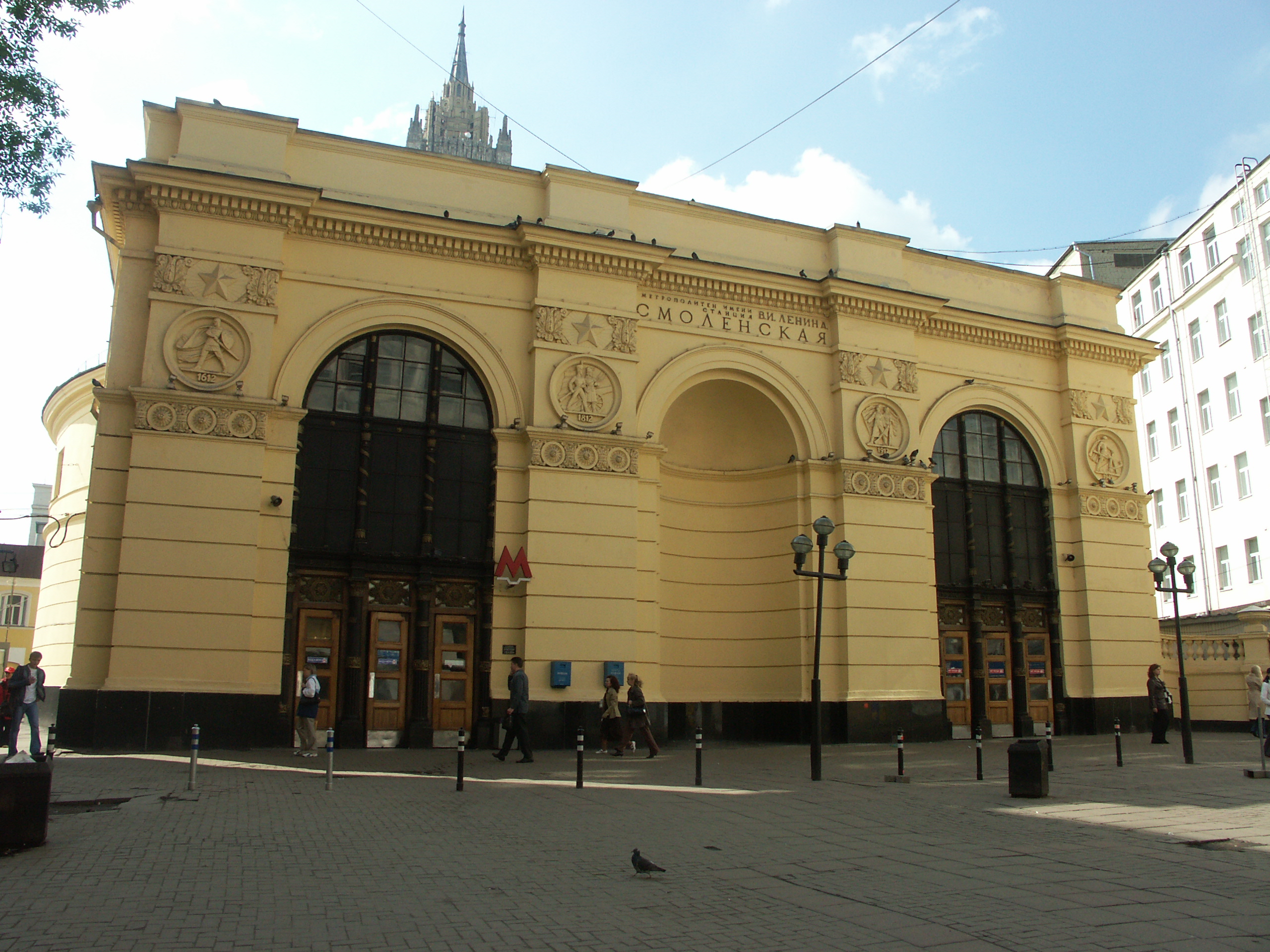 Метро снаружи в москве