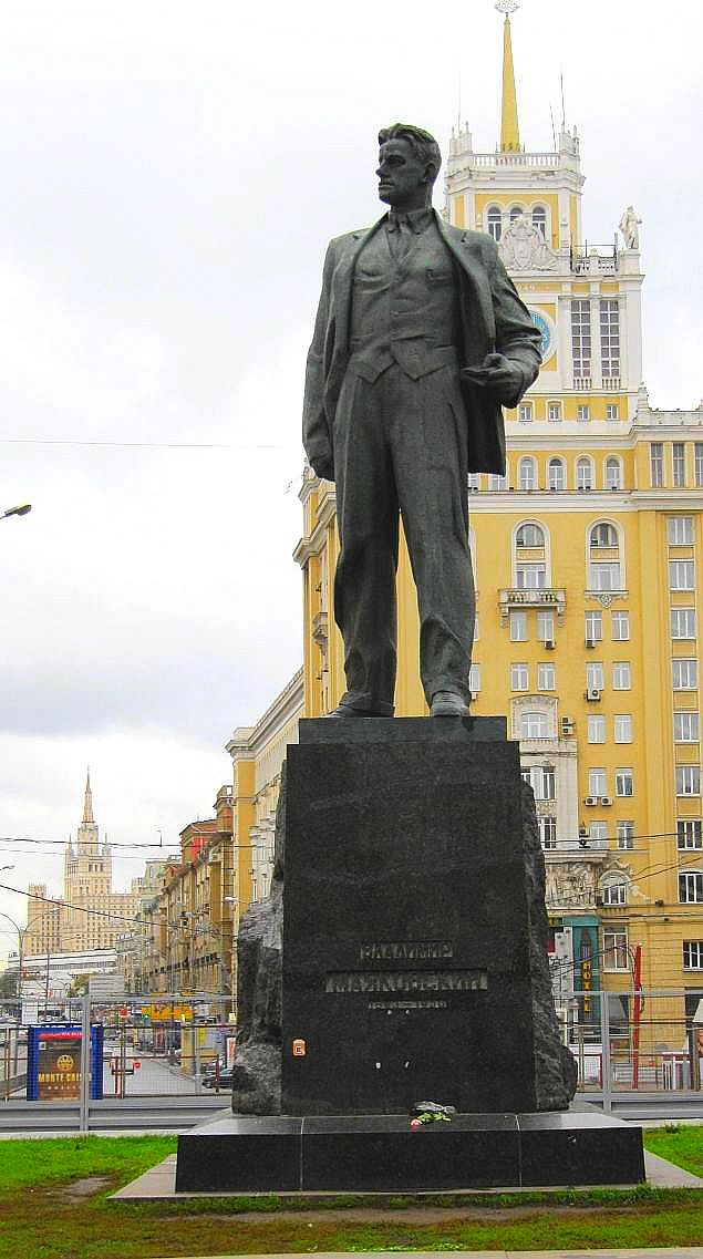 Памятник маяковскому в москве