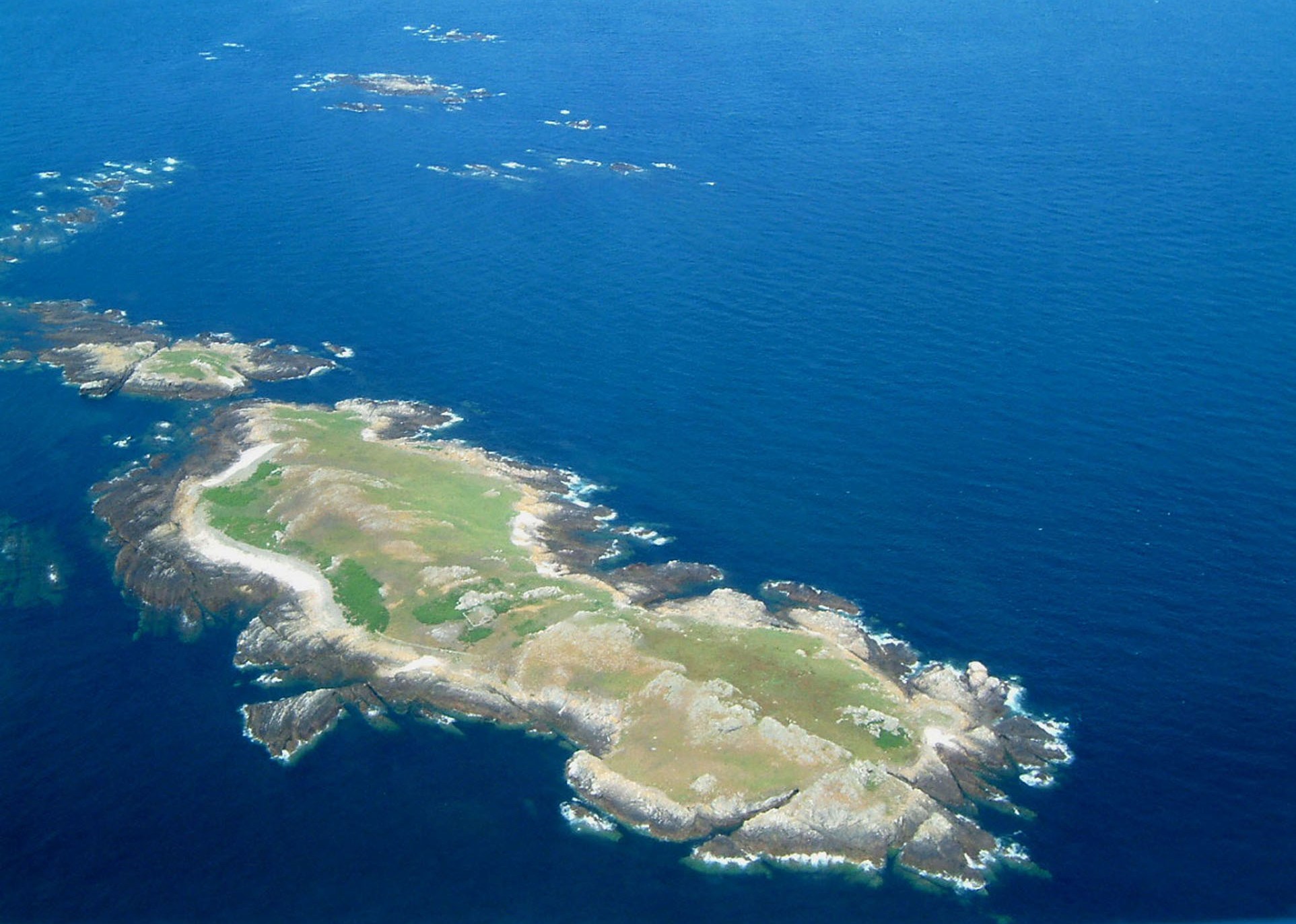 The smallest island is great britain. Остров Олдерни нормандские острова. Остров Гренси Англия. Зондська протока. Великобритания сверху остров.